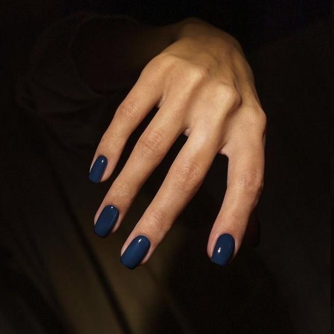 Manicura azul marino.